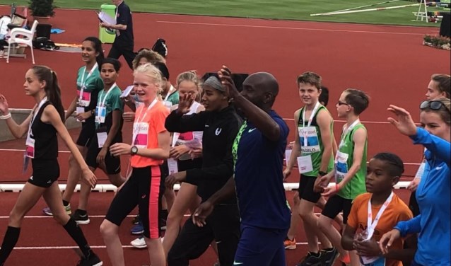 Elizah Tammel (tweede van links, naast Sifan Hassan en Churandy Martina. Foto: PR
