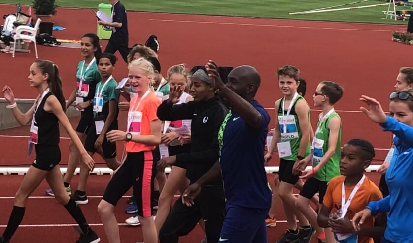 Elizah Tammel (tweede van links, naast Sifan Hassan en Churandy Martina. Foto: PR