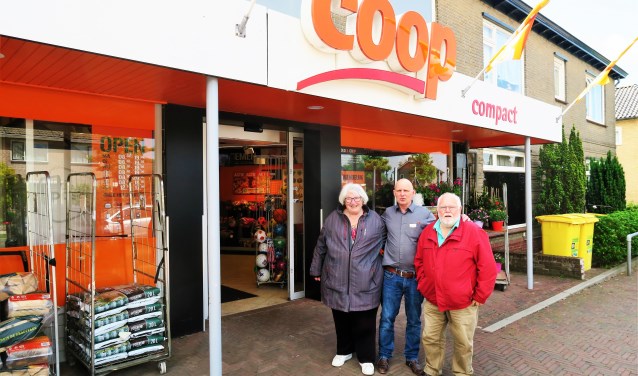 COOP-ondernemer Nico Tromp (midden) samen met Jan en Diny Bouwmeesters. Foto: Theo Huijskes