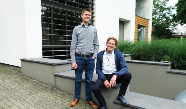 Staand zoon Bert en zittend vader Herman van der Heijden. Foto: Theo Huijskes