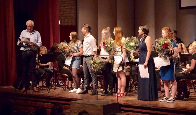 De examenkandidaten worden toegesproken door docent Bert Roerdinkholder. Foto: Jan Tenbergen