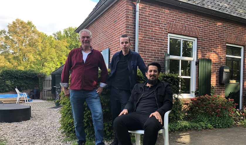 Vrijwilliger Eddy Leemkuil, bewoner Stefan Hassing en beroepskracht David van Bolderen bij het 'moederhuis' van de JOD. Foto: Miriam Szalata