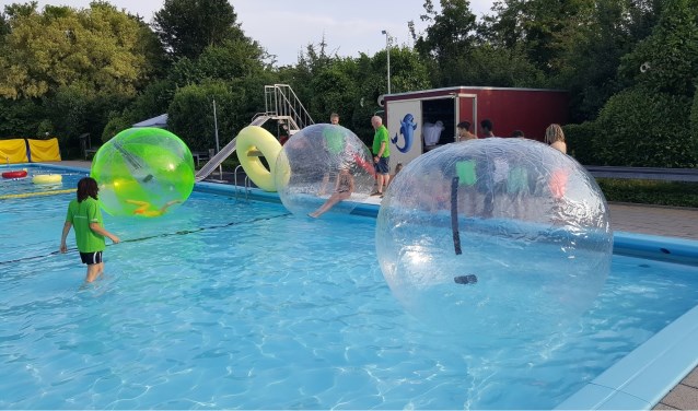 De Zwem4daagse is veel meer dan alleen baantjes trekken, de activiteitencommissie organiseert elke avond weer leuke, spannende activiteiten zoals aquabal. Foto: Zwembad Steenderen