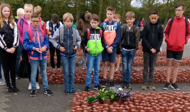 Een gids leidde de leerlingen - langs de wagons, barak 56, het Nationaal Monument Westerbork en de 102.000 stenen. Foto: PR.