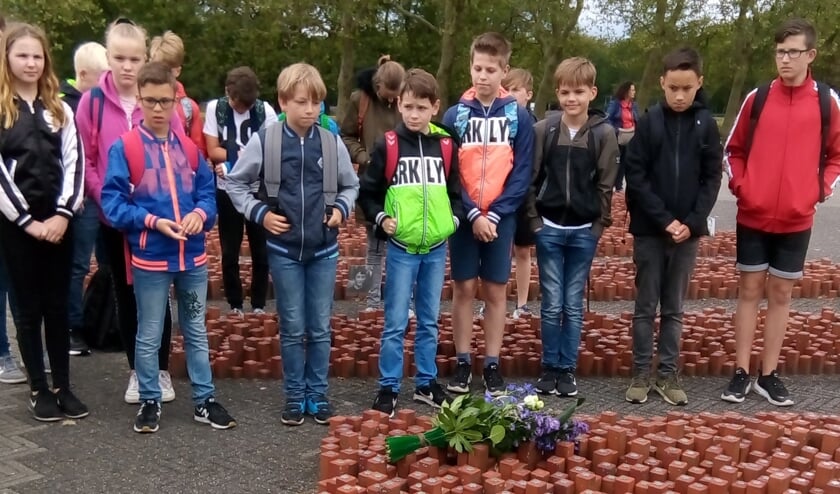 Een gids leidde de leerlingen - langs de wagons, barak 56, het Nationaal Monument Westerbork en de 102.000 stenen. Foto: PR.