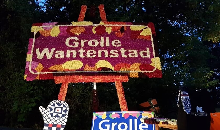 Het samen bouwen van bloemenpanelen zorgt voor fijn stukje saamhorigheid en het ultieme Grolse Kermis-gevoel. Foto: PR