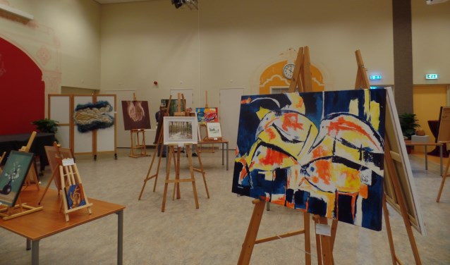 In de grote zaal van 't Kulturhus in Ruurlo was een overzichtstentoonstelling van werken. Foto: Jan Hendriksen