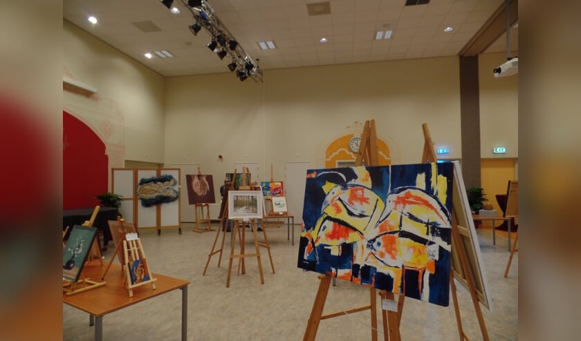 In de grote zaal van 't Kulturhus in Ruurlo was een overzichtstentoonstelling van werken. Foto: Jan Hendriksen