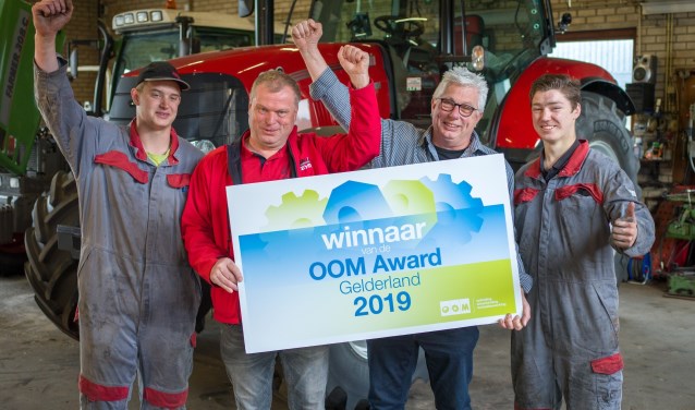 Praktijkopleider Jan Eskes en eigenaar Bennie Hietbrink te midden van de leerlingen die momenteel bij het bedrijf in opleiding zijn. Foto: Olivier Huisman