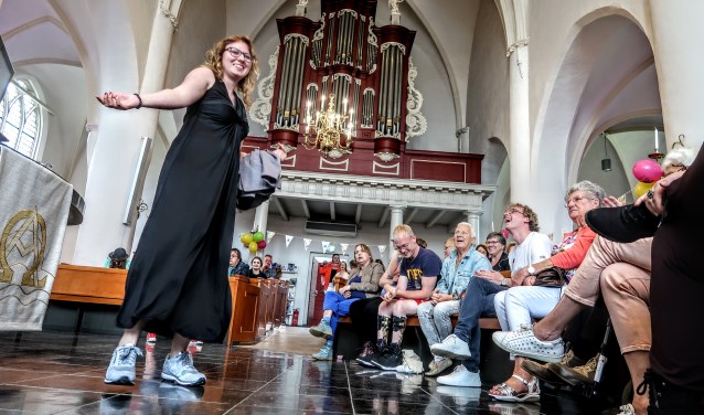 De modeshow zou aanvankelijk buiten plaatsvinden, maar verplaatste vanwege het regenachtige weer naar de Remigiuskerk. Foto: Luuk Stam