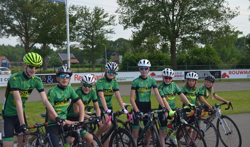 Vlnr: Stijn Berentsen, Nauk ten Thije, Jelle Schieven, Esra Goossens, Puck Langenbarg, Lynn Berentsen, Lara Rozenveld en Myrthe Hoftijzer. Foto: Marieke Schieven