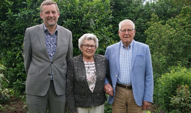 Het echtpaar Geurink samen met burgemeester Anton Stapelkamp. Foto: Frank Vinkenvleugel