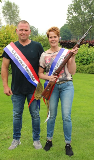 Keizerin Daniëlle Toonk met haar man Henri Toonk die 's middags Koning werd. Foto: Corrie Janssen