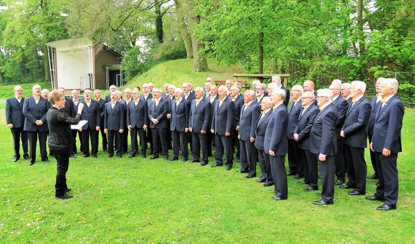 Inter Nos zingt op de Maliebaan. Deze keer bij de door de mannenzangvereniging aangeboden zitbank. Foto: Theo Huijskes