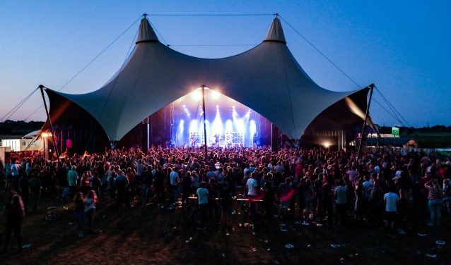 Het dak van de Kalahari tent gaat er af tijdens Høken in Toldiek. Foto: Henk Huurnink Jr.