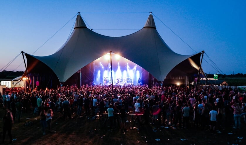 Het dak van de Kalahari tent gaat er af tijdens Høken in Toldiek. Foto: Henk Huurnink Jr.