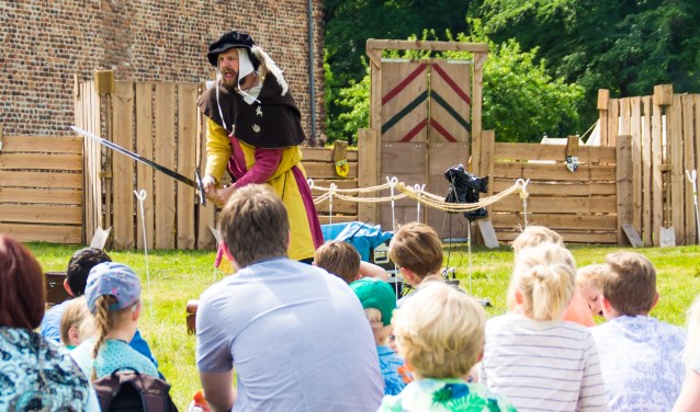 De verhalenverteller boeit zijn publiek. Foto: PR