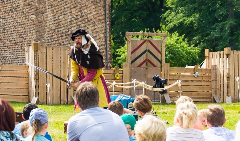 De verhalenverteller boeit zijn publiek. Foto: PR
