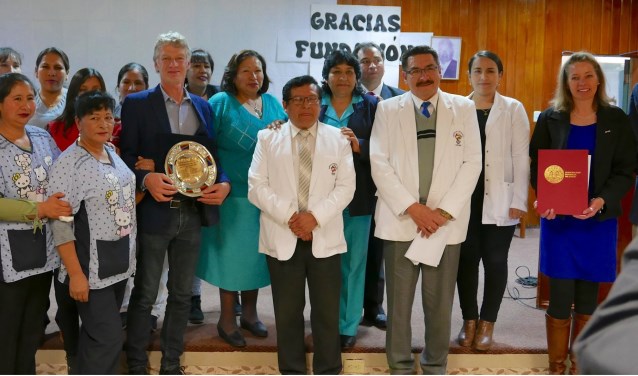 Walter Meekes en Tineke Griffioen tussen de Peruviaanse autoriteiten en de medewerkers van het ziekenhuis in Cusco. Foto: PR
