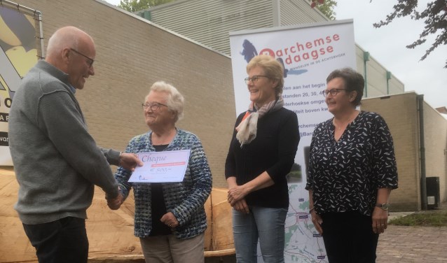 Henk Luesink overhandigt de cheque aan 'senior' Annie Luesink, onder het toeziend oog van bestuursleden Anneke Koeleman en Ada Lievestro. Foto: Eddy Brinkman