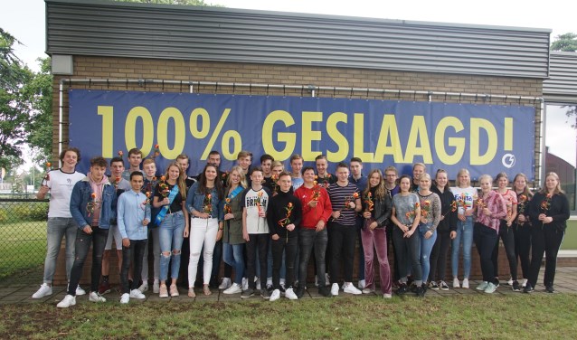 Alle geslaagden van Schaersvoorde Dinxperlo, die samen zorgden voor de prachtige 100 procent-score. Foto: Frank Vinkenvleugel