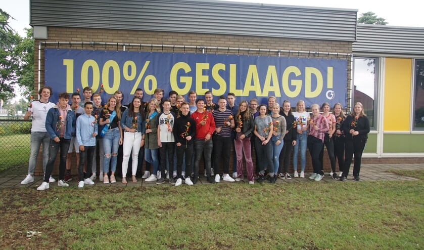 Alle geslaagden van Schaersvoorde Dinxperlo, die samen zorgden voor de prachtige 100 procent-score. Foto: Frank Vinkenvleugel