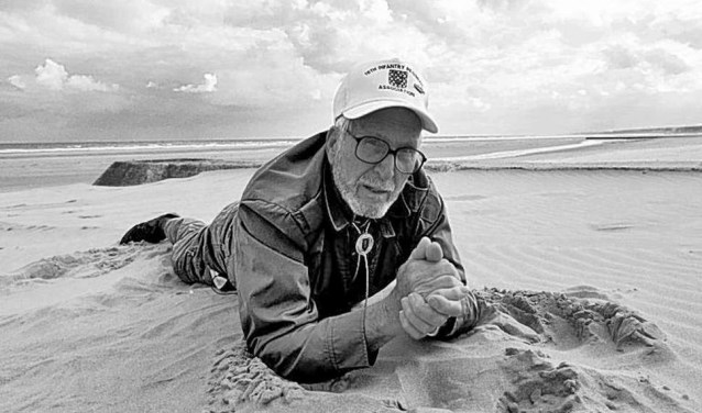 Scott-Bowden tijdens een reconstructie van zijn missie het strand ten behoeve van een tv-documentaire. Foto: PR