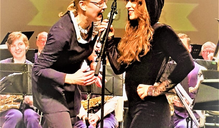 Dirigente Henrite Rush van KNA in onderonsje met Ellen ten Damme. Foto: Freek Miggelbrink