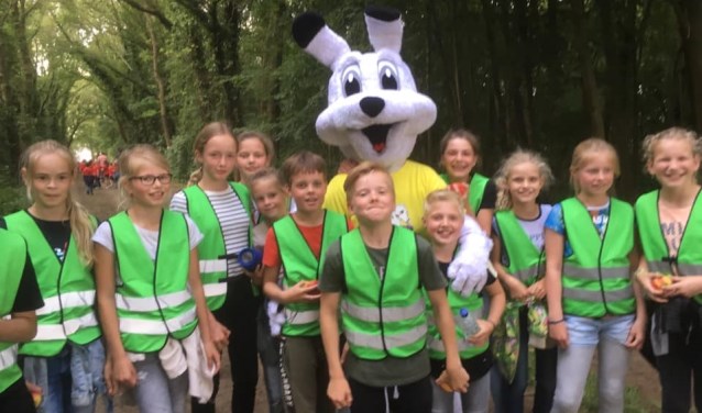 Leerlingen van school De Driesprong met de Ruurlose mascotte Rupo. Foto: PR.