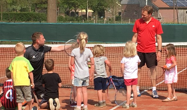 De tennisleraren Marc Sprenkeler (staand) en Stijn Koolschijn (zittend) aan het werk tijdens een jeugd tennisles. Foto: PR
