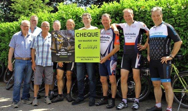 De cheque werd overhandigd aan de Stichting Kerkenpaden. Foto: PR