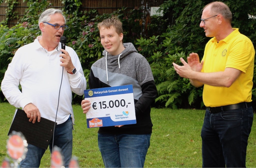 Milan Altena (14) uit Zutphen ontvangt de cheque van organisatoren Dietmar Serbee (r) en Arjen van der Sar van Rotary Gorssel. Foto: PR