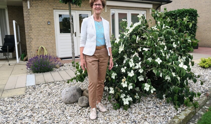 Annie Ribbers, het gezicht van Rhumtas, gefotografeerd in haar eigen achtertuin. Foto: Theo Huijskes