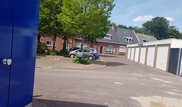 De kruising bij de Walstraat wordt een week lang afgesloten voor alle verkeer. Klanten van Albert Heijn kunnen alleen via de Beltrumsestraat op de parkeerplaats komen. Foto: Kyra Broshuis