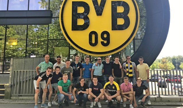 Team en begeleiding van Pax JO19-1 voor het prachtige stadion van Borussia Dortmund. Foto: PR