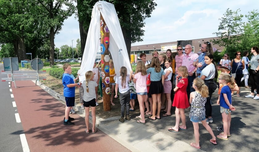 Kinderen van de (nieuwe) Watermolenschool onthullen een duurzame boom/verkeerspaal. Foto: Theo Huijskes