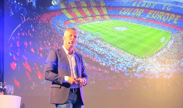 Topscheidsrechter Björn Kuipers weet de show te stelen tijdens de sponsoravond van S.V. Grol. Foto: Theo Huijskes