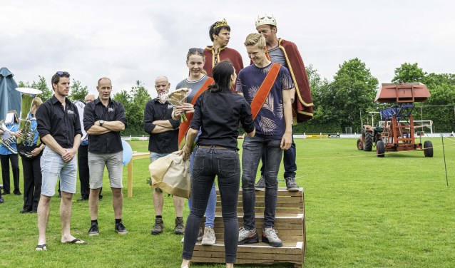 Tim Leemreize wordt geïnstalleerd als prins. Links naast hem prinses Marit Luttikholt. Achter Marit en Tim koningin Carola Kolkman en koning Rudi Krabben. Foto: Wout Klein Goldewijk