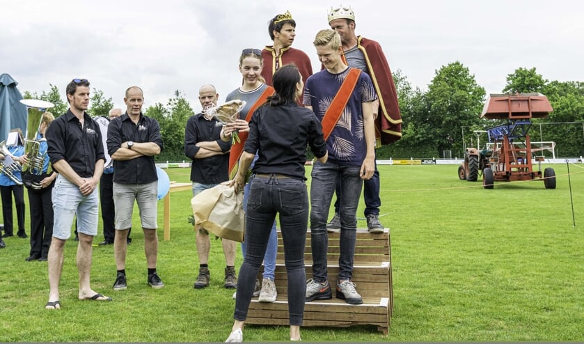 Tim Leemreize wordt geïnstalleerd als prins. Links naast hem prinses Marit Luttikholt. Achter Marit en Tim koningin Carola Kolkman en koning Rudi Krabben. Foto: Wout Klein Goldewijk