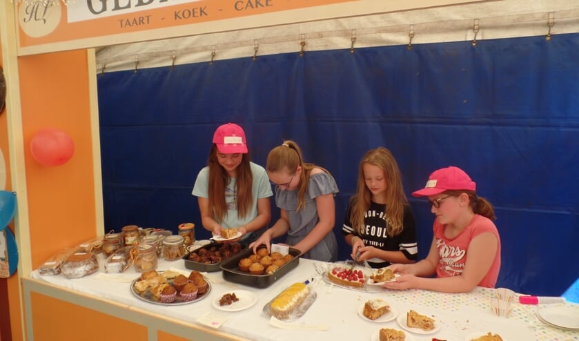 Anieck ter Veer, Sanne Stokkers, Fleur Kanters en Gwen Baars (v.l.n.r.) verkochten zondag vanuit een nieuwe gebakkraam hun eigen gemaakt baksels. Foto: Jan Hendriksen