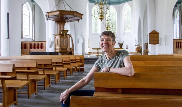Ds. Fini van Zoelen in de Remigiuskerk in Steenderen. Foto: Liesbeth Spaansen