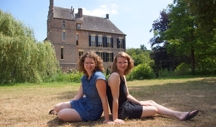Marieke en Monique Jansen van Stichting Kindermiddag Vorden op de Kasteelweide waar de activiteiten gaan plaatsvinden. Foto: Bernadet te Velthuis