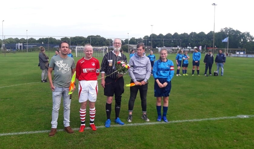 Scheidsrechter Gerrit Westerink (m.), met rechts naast hem SV Basteom grensrechter Tristan Carlier en aanvoerder Kim Saalmink van MO19. Links aanvoerder en assistent scheidsrechter van Jonge Kracht Huissen. Foto: PR
