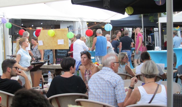 Een volle noordkant van de Markt bij de Preuverie. Foto: Bernhard Harfsterkamp
