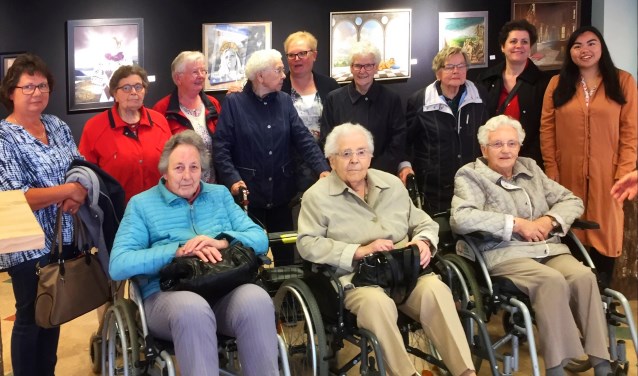 Ouderen van Het Bundeltje bij de expositie. Foto: PR