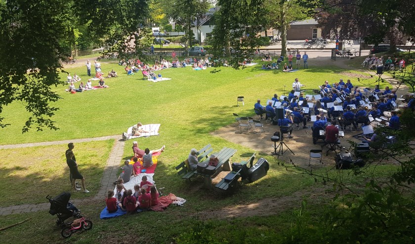 Ook de Muziekvereniging Groenlo, hier tijdens een picknickconcert, krijgt meer zeggenschap over de lessen bij Boogie Woogie.
