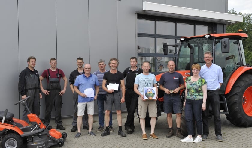 De prijswinnaars gingen op de foto met de medewerkers van Slootsmid. Foto: Martin Schaepman