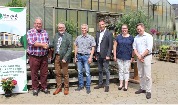 In het bijzijn van wethouder Evert Blaauw (2e van links) van de gemeente Bronckhorst heeft Glasvezel buitenaf bekend gemaakt dat de aanleg van een nieuw glasvezelnetwerk op de bedrijventerreinen in Bronckhorst gaat starten. Foto: PR