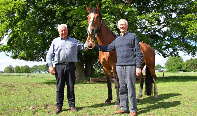 Paardenliefhebbers Tonnie Harmsen (l.) en Joop Wesselink, hier bij Erika van Gert Harmsen, zijn trouwe leden en vrijwilligers van In Stap en Draf. Foto: Liesbeth Spaansen