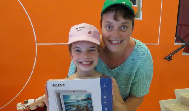 Jolijn Sessink die de tablet bij de afsluiting van Wiesneus won, samen met haar moeder Ilona. Foto: Josée Gruwel